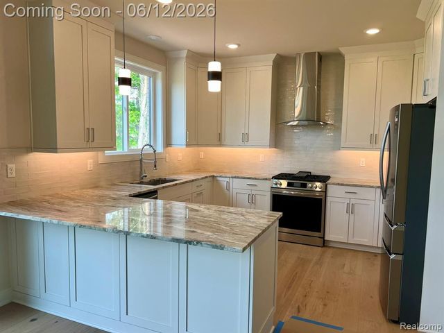 2934 W Walton Boulevard, Waterford, MI 48329