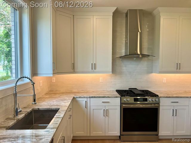 2934 W Walton Boulevard, Waterford, MI 48329