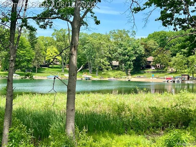 2934 W Walton Boulevard, Waterford, MI 48329