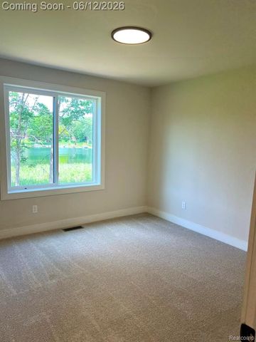 2934 W Walton Boulevard, Waterford, MI 48329