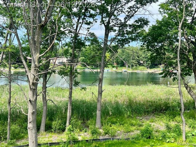 2934 W Walton Boulevard, Waterford, MI 48329