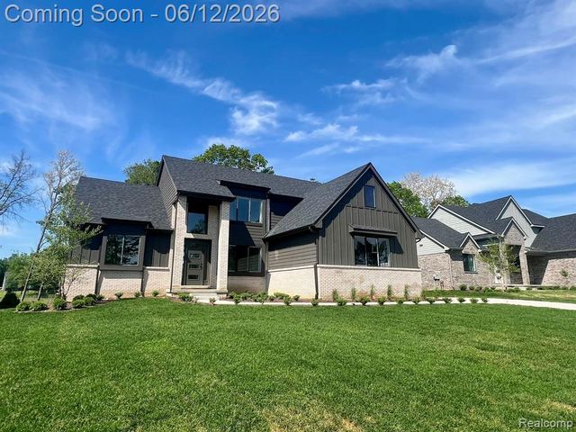 2934 W Walton Boulevard, Waterford, MI 48329