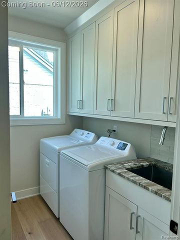 2934 W Walton Boulevard, Waterford, MI 48329