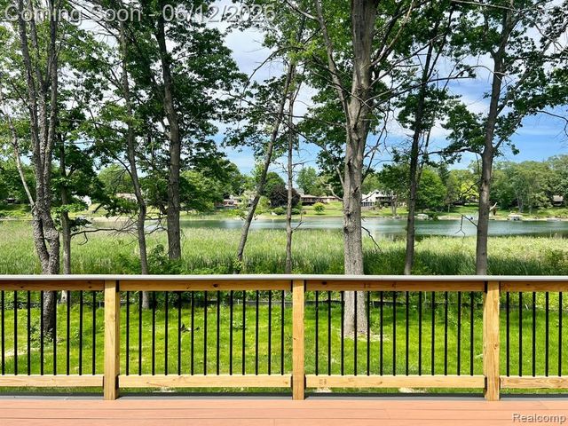 2934 W Walton Boulevard, Waterford, MI 48329