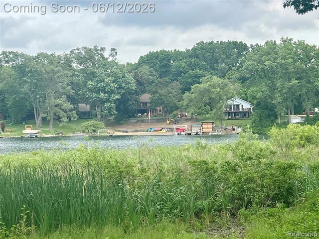 2934 W Walton Boulevard, Waterford, MI 48329
