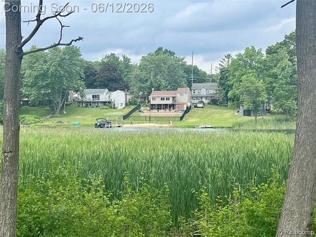 2934 W Walton Boulevard, Waterford, MI 48329