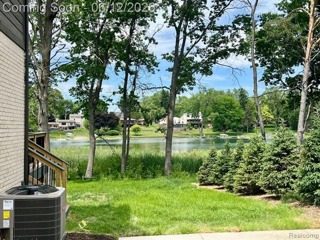 2934 W Walton Boulevard, Waterford, MI 48329
