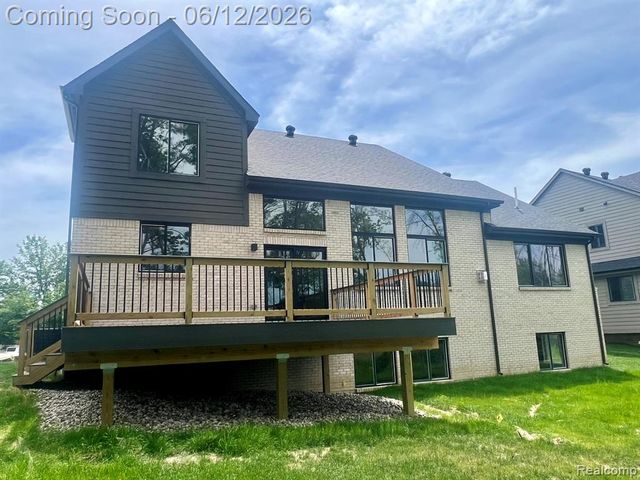 2934 W Walton Boulevard, Waterford, MI 48329