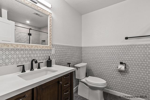 3327 THOMAS RD, Cheyenne, WY 82009
