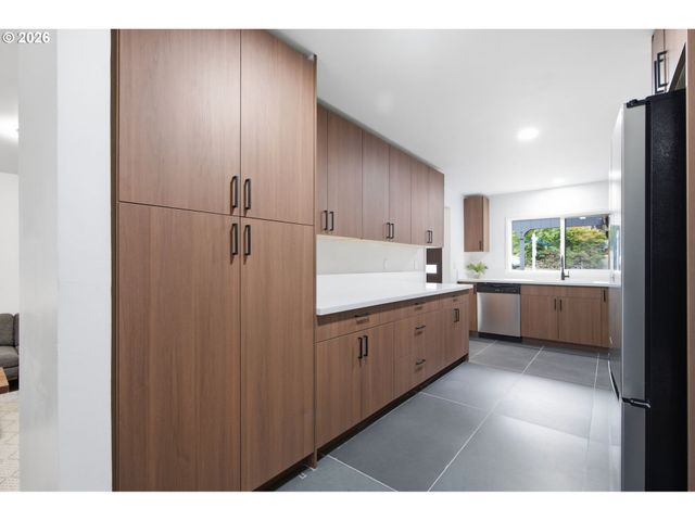 7185 Sw LESLIE St, Portland, OR 97223