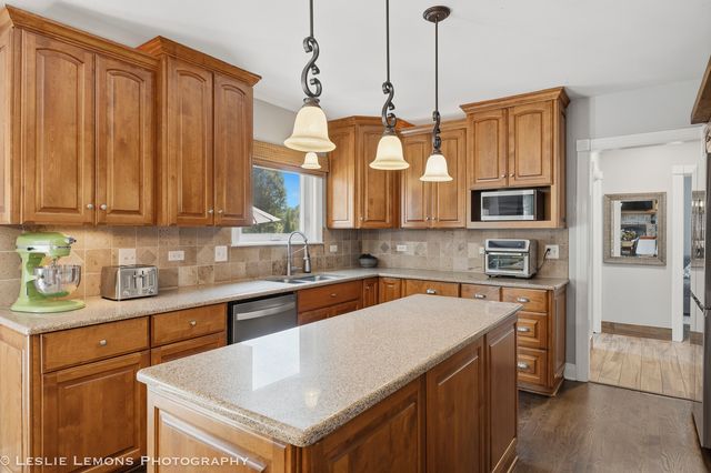 386 Hoyer Court, Naperville, IL 60565