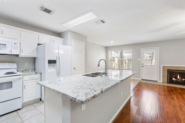 230 Blushwood Place, The Woodlands, TX 77382