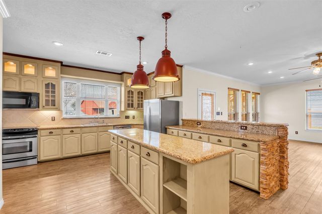 431 W Lake Shore Drive, Livingston, TX 77351