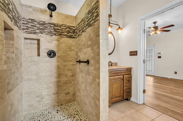 431 W Lake Shore Drive, Livingston, TX 77351