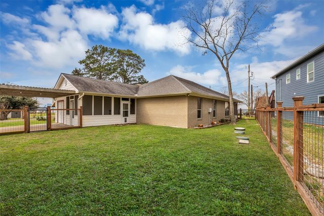 431 W Lake Shore Drive, Livingston, TX 77351