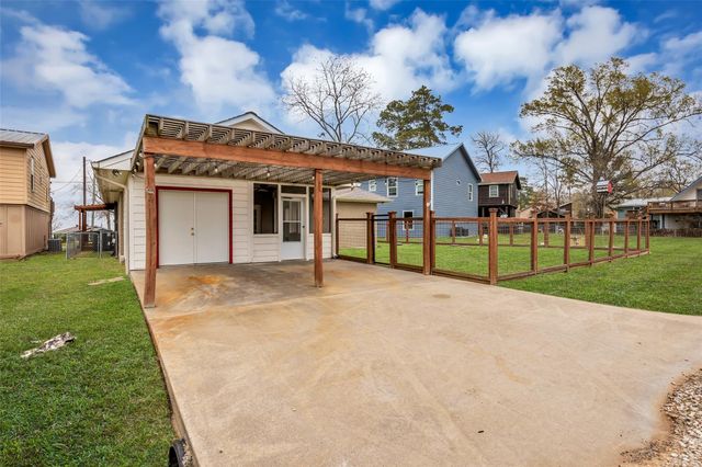 431 W Lake Shore Drive, Livingston, TX 77351