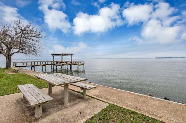 431 W Lake Shore Drive, Livingston, TX 77351