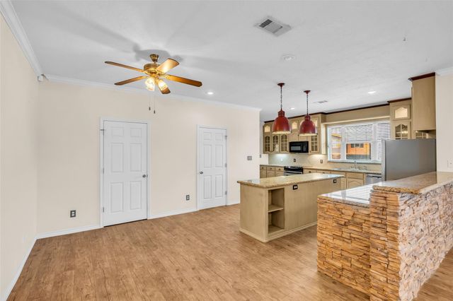 431 W Lake Shore Drive, Livingston, TX 77351