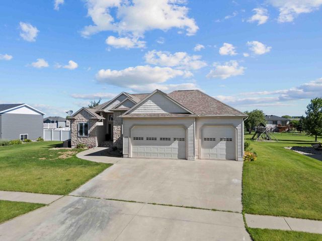 718 N Sedona Drive, West Fargo, ND 58078