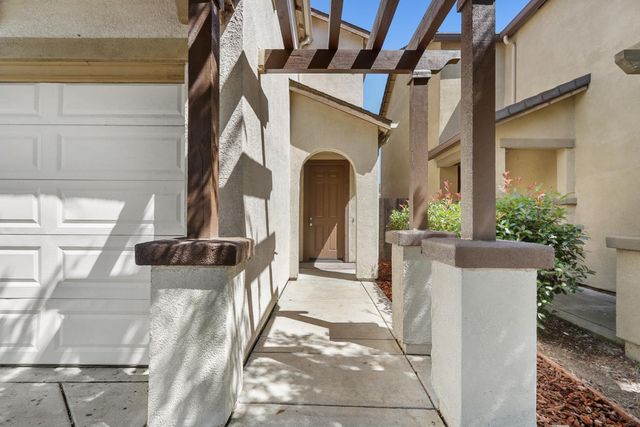8897 Robbins Rd, Sacramento, CA 95829