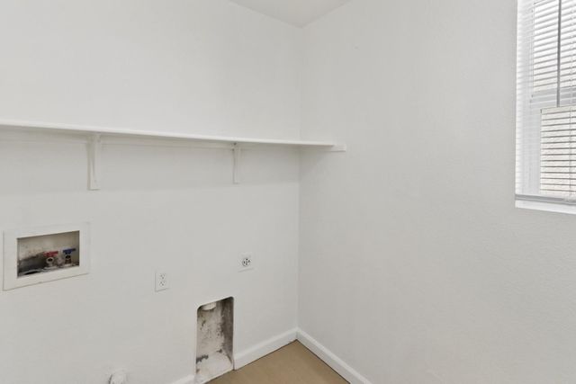 8897 Robbins Rd, Sacramento, CA 95829