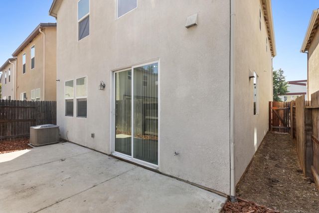 8897 Robbins Rd, Sacramento, CA 95829