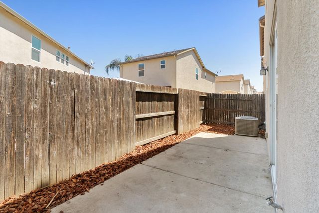 8897 Robbins Rd, Sacramento, CA 95829