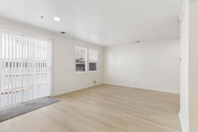 8897 Robbins Rd, Sacramento, CA 95829