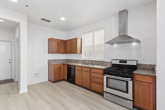8897 Robbins Rd, Sacramento, CA 95829