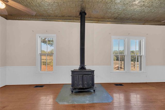 4739 Creamer Creek Rd, La Grange, TX 78945