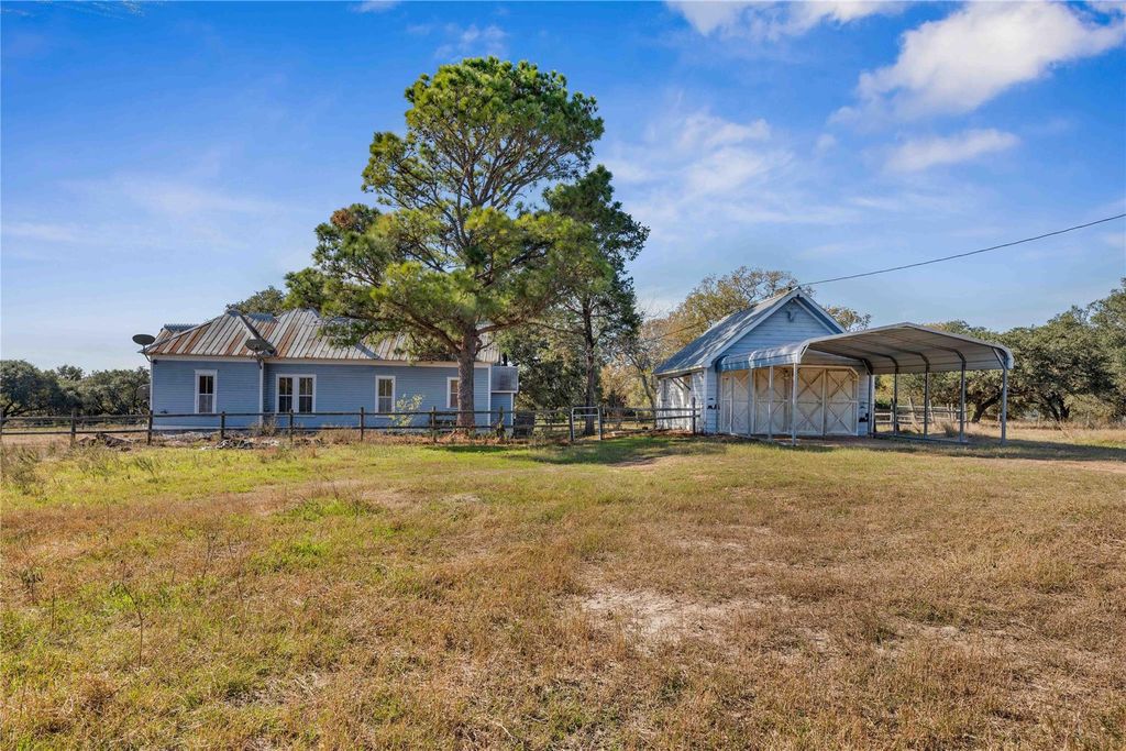 4739 Creamer Creek Rd, La Grange, TX 78945