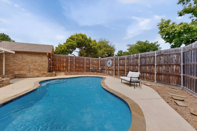 1915 Glenrose Lane, Carrollton, TX 75007