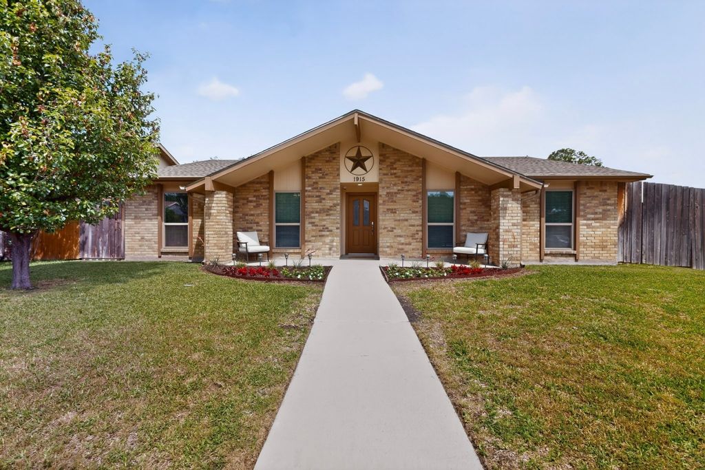 1915 Glenrose Lane, Carrollton, TX 75007