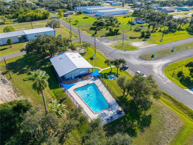 444 Forest Oak Ln., Rockport, TX 78382