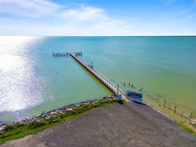 444 Forest Oak Ln., Rockport, TX 78382