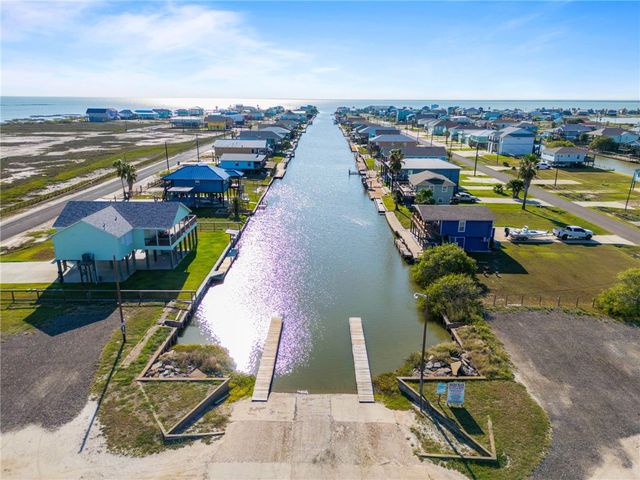 444 Forest Oak Ln., Rockport, TX 78382