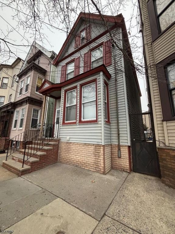 85 Lang St, Newark City, NJ 07105
