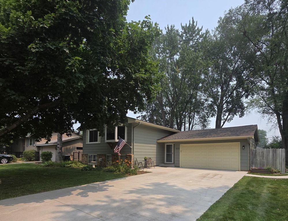 5570 Schutta Road, Shoreview, MN 55126