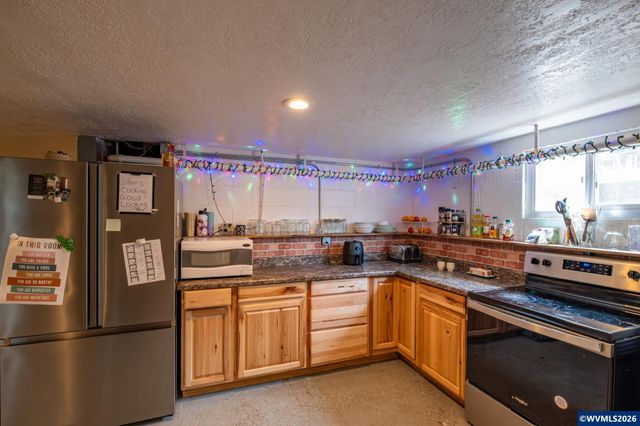 38785 Mountain Home Dr, Lebanon, OR 97355