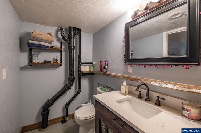 38785 Mountain Home Dr, Lebanon, OR 97355