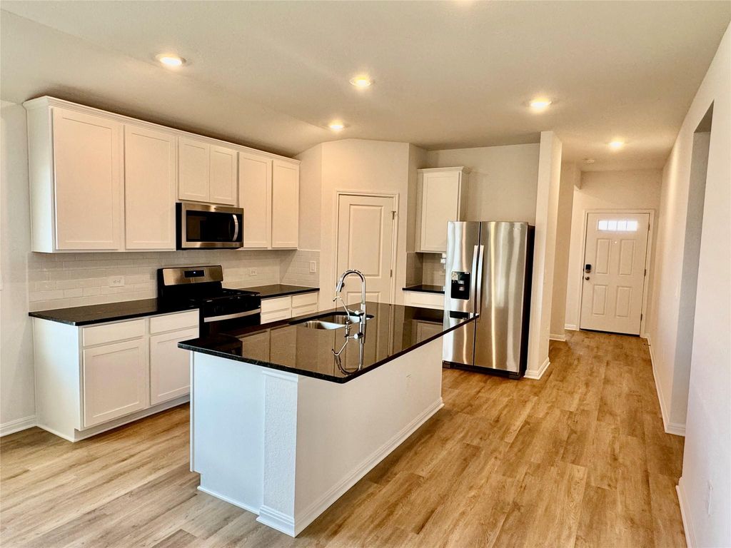 5017 Hazelnut LN, Del Valle, TX 78617