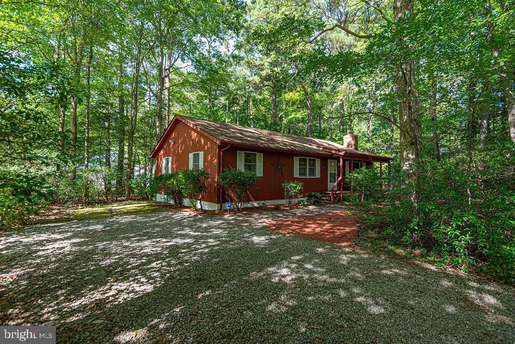 Image 2 of property listing at 32 WHALER LN, Ocean Pines, MD 21811