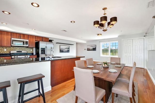 29 Spruce St 42, Waltham, MA 02453