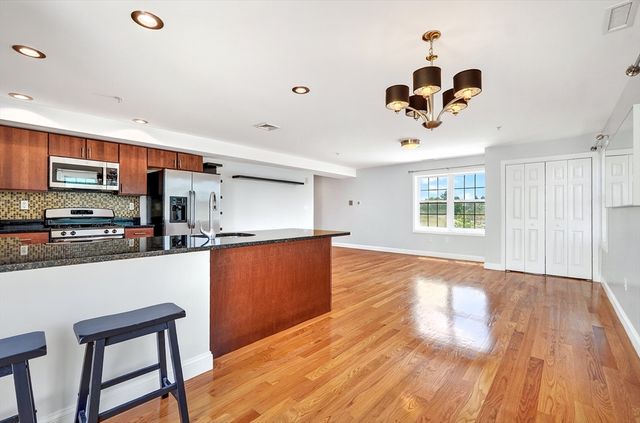 29 Spruce St 42, Waltham, MA 02453