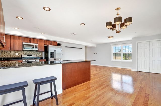 29 Spruce St 42, Waltham, MA 02453
