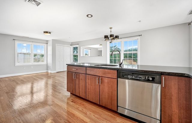 29 Spruce St 42, Waltham, MA 02453