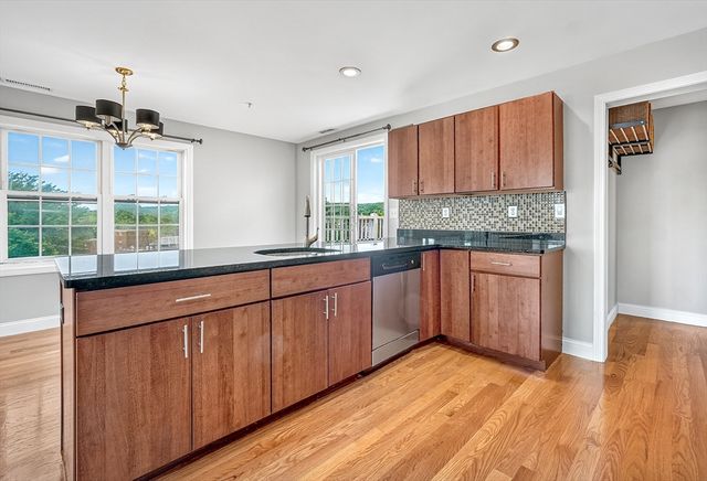 29 Spruce St 42, Waltham, MA 02453