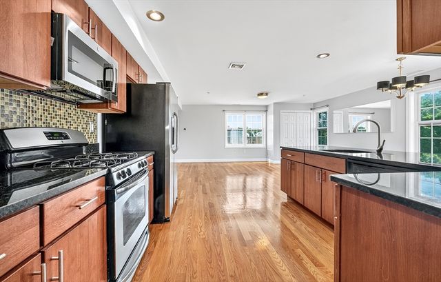 29 Spruce St 42, Waltham, MA 02453