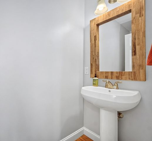29 Spruce St 42, Waltham, MA 02453