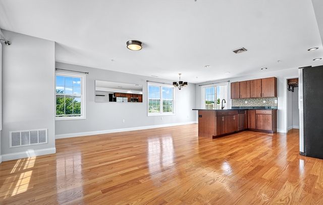 29 Spruce St 42, Waltham, MA 02453